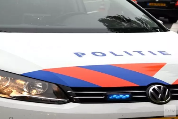 Kraanwagen zakt door brug De Ruijterkade