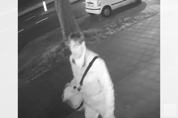Amsterdam - Gezocht - Man steelt meerdere beveiligingscamera's