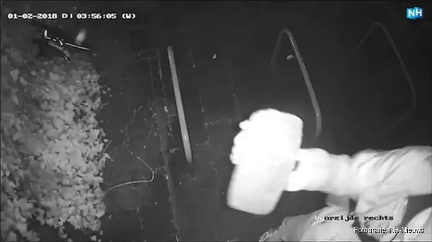 Man steelt beveiligingscamera&#39;s in Amsterdam