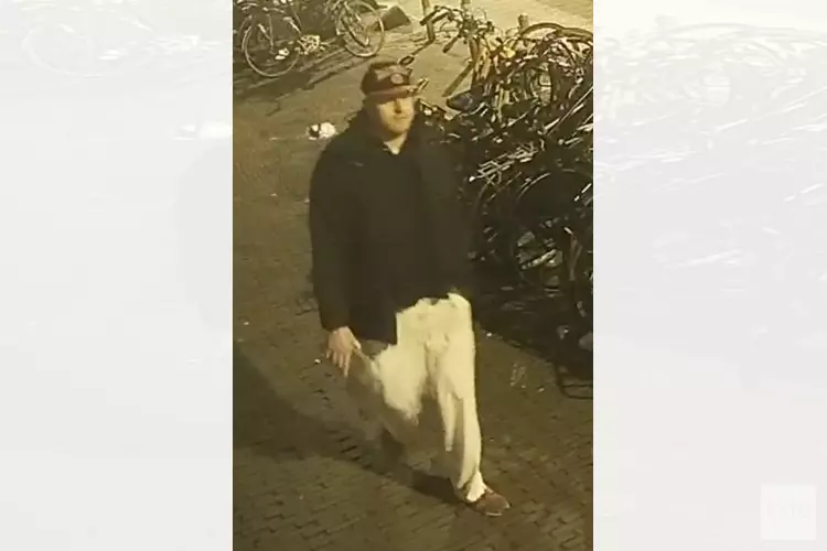 Amsterdam - Gezocht - Vernieling raam joodse instelling