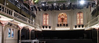 Dolly en de koning in glas-in-lood