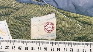 Cold case: Vrouw in kliko. Wie kent dit logo?