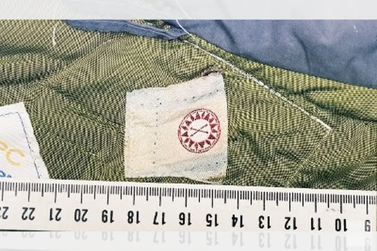 Cold case: Vrouw in kliko. Wie kent dit logo?