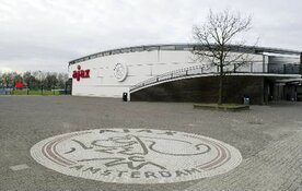Spelers Jong Ajax dragen titel op aan Nouri