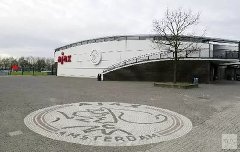Spelers Jong Ajax dragen titel op aan Nouri