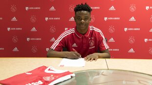 Ajax contracteert drie jeugdspelers