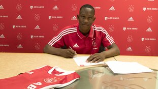 Ajax contracteert drie jeugdspelers