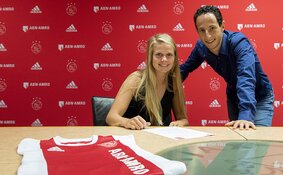 Ajax contracteert Kika van Es
