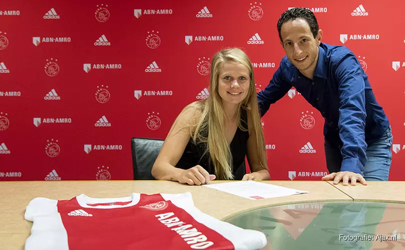 Ajax contracteert Kika van Es