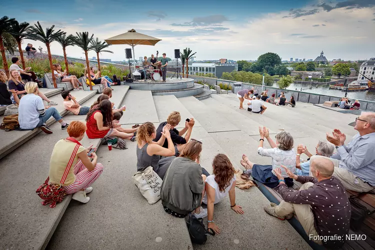 Vier de zomer op het dak van NEMO