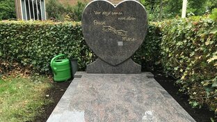 Na 14 jaar een grafsteen via crowdfunding: "Ik ben heel dankbaar"