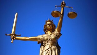 Holleeder en zus Astrid clashen in de rechtszaal