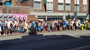 Geen treinen naar Zandvoort aan Zee: lange rijen mensen in de brandende zon