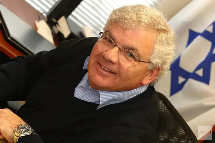 Simon Soesan vertelt en signeert op 2 september a.s. bij De Amsterdamse Boekhandel