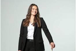 Modemerk Claudia Sträter organiseert hockeyclinics onder leiding van Lidewij Welten