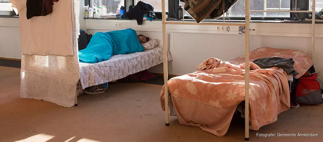 Bed-, bad- en broodopvang naar Derkinderenstraat