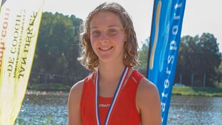 Opbrengst sponsoractie op initiatief van kanoster Iris van Bommel(14) voor Stichting Nikai 4 Life maar liefst 3.203,77 euro