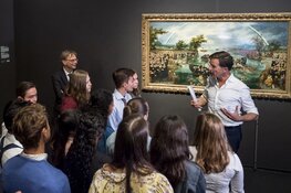 Minister president Mark Rutte geeft geschiedenisles in Rijksmuseum