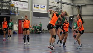 Handbalsters U.S. blijven meedraaien in top hoofdklasse