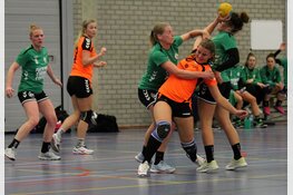 Handbalsters U.S. blijven meedraaien in top hoofdklasse