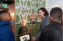 Burgemeester Halsema onthult Verzetsmuseum Junior op wielen