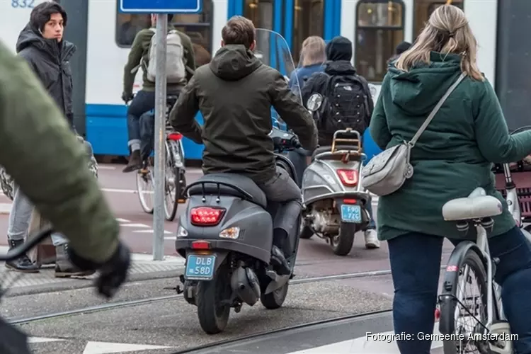 Snorfietsers vanaf 8 april 2019 met helm de rijbaan op