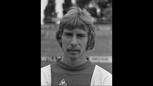 Kleinkinderen Dick Helling maken documentaire over hun voetbal-opa