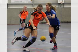 Handbalsters SV Zeeburg behouden aansluiting met top