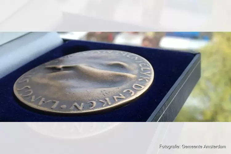 Jubileumpenning voor 100-jarige Vereniging Ons Suriname