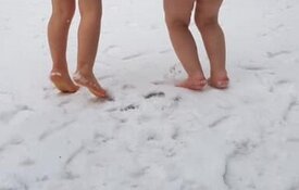 Kinderdagverblijf laat kinderen blootvoets in sneeuw spelen: "Sporen jullie wel?"