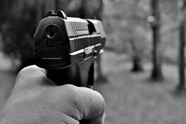 Politie doet invallen in Amsterdam en Den Helder na vuurwapenhandel op internet