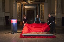 Minister Van Engelshoven onthult gedenksteen Johan Huizinga in De Nieuwe Kerk Amsterdam