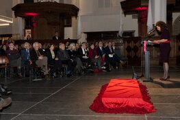 Minister Van Engelshoven onthult gedenksteen Johan Huizinga in De Nieuwe Kerk Amsterdam