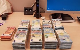 Tachtig mille in plastic tas op de bijrijdersstoel: Amsterdammer (20) opgepakt