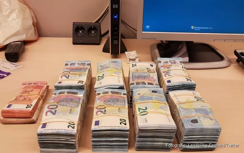 Tachtig mille in plastic tas op de bijrijdersstoel: Amsterdammer (20) opgepakt
