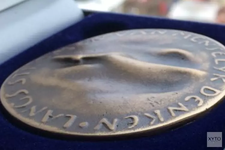Jubileumpenning voor 100-jarige Openbare Bibliotheek Amsterdam