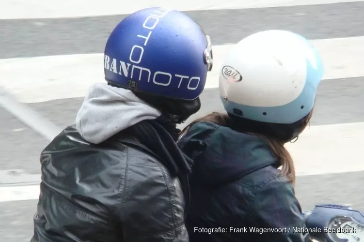 Snorfietsers vanaf 8 april helm op
