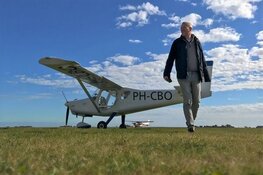 Jeroen Komen brengt zijn vliegreizen dichtbij met enerverende theatervoorstelling