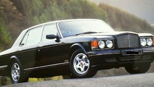 Groene Bentley Turbo onder bedreiging van vuurwapen gestolen