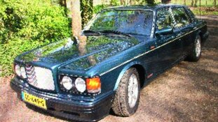 Groene Bentley Turbo onder bedreiging van vuurwapen gestolen