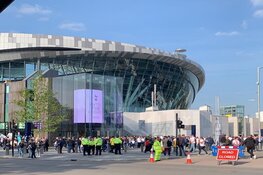 Rellende Ajacieden blijven langer vastzitten in Londen