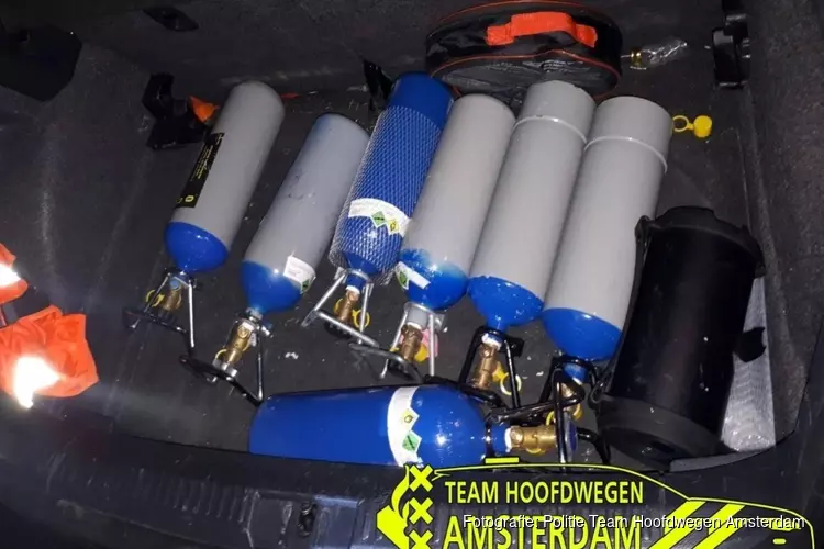 Automobilist met enorme voorraad lachgas het haasje door kapot achterlicht
