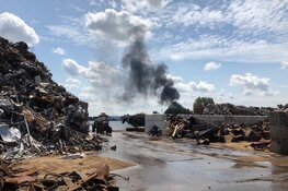 Grote brand bij recyclebedrijf in Amsterdam: rookwolken tot in Utrecht te zien