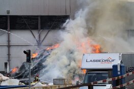 Brandend afval Amsterdam te zien in de wijde omtrek