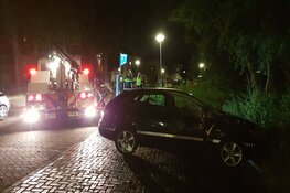 Auto van beveiligingsbedrijf in brand