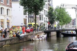 Volle auto belandt in gracht centrum Amsterdam: één slachtoffer gereanimeerd