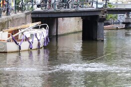 Volle auto belandt in gracht centrum Amsterdam: één slachtoffer gereanimeerd