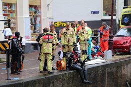 Volle auto belandt in gracht centrum Amsterdam: één slachtoffer gereanimeerd