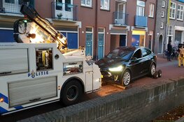 Tesla oververhit: 15 mensen op straat