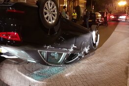 Auto op de kop in krappe Amsterdamse straat